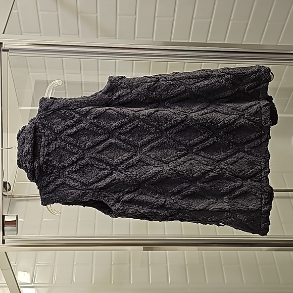 Koolaburra by UGG Embossed Sherpa Fleece Vest. Brand new without tags. - Picture 7 of 11